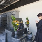 屋外永代供養壇／2012年春に完成。本館側面に隣接した、重厚感のある新しい永代供養納骨壇です。